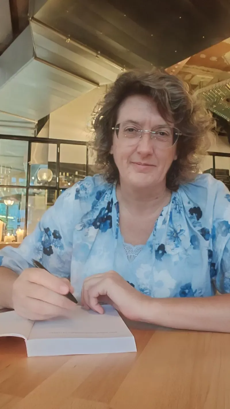 Hellen Tiethoff schreibt in ihr Buch